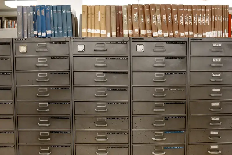 Archivadores metálicos con cajones y libros encima