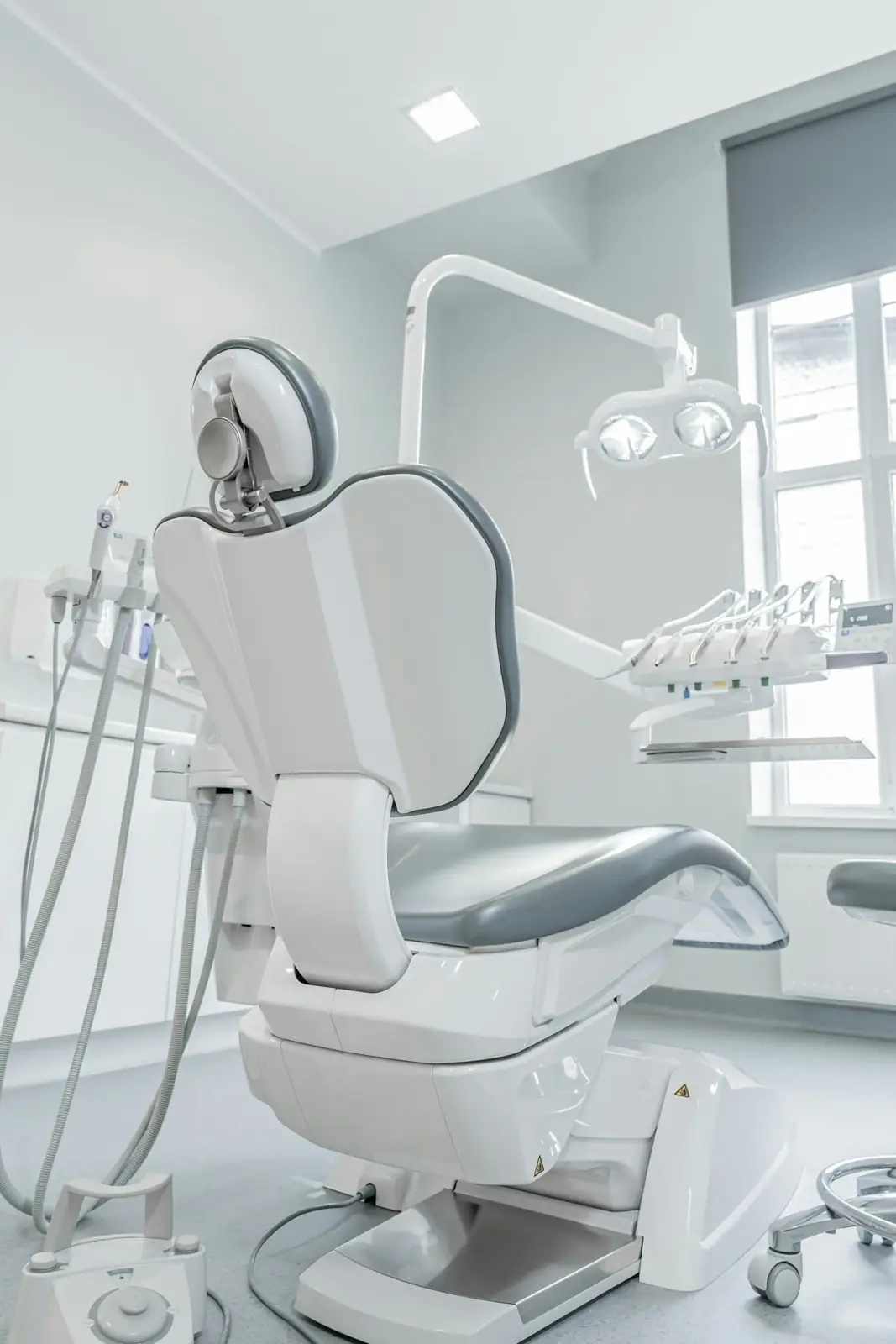 Sillón dental blanco junto a una ventana
