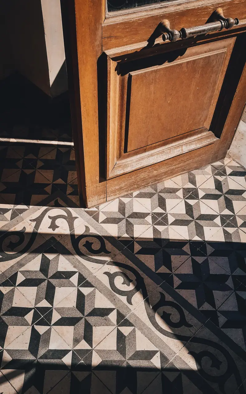 Puerta de madera sobre suelo de baldosa hidráulica
