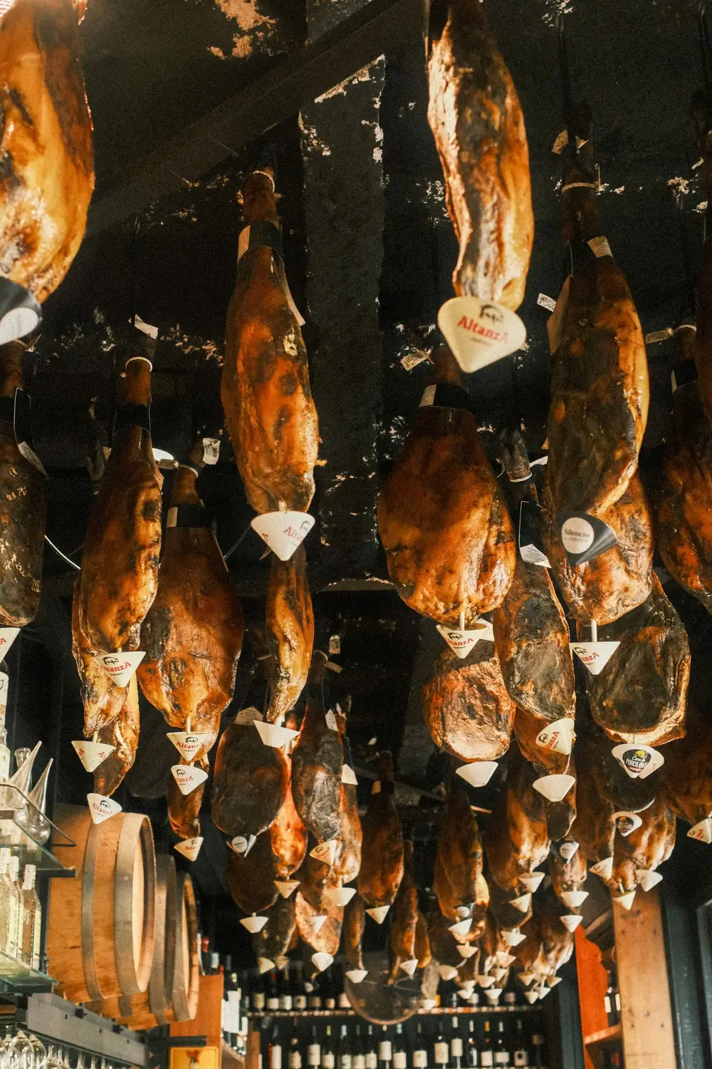 Jamones colgados del techo en un bar de tapas de Barcelona
