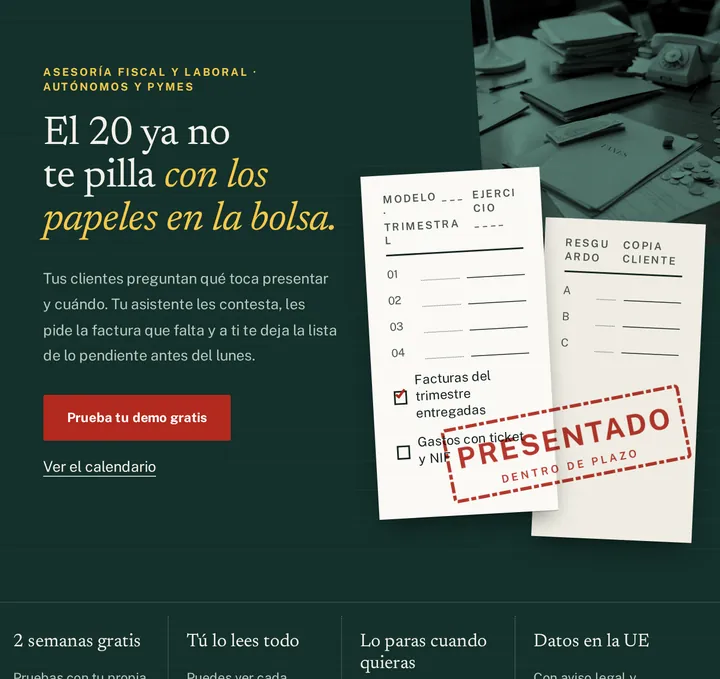 Primera pantalla de la web de ejemplo para asesorías: verde botella, titular en serif con cursiva amarilla y un impreso con el sello «Presentado».