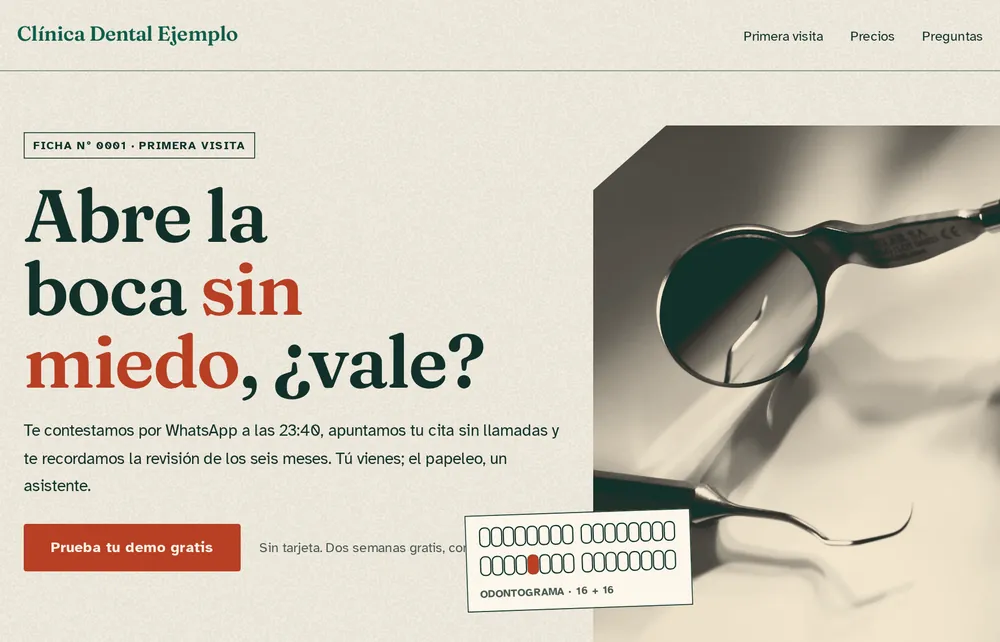 Primera pantalla de la web de ejemplo para clínicas dentales: papel marfil, titular en serif verde y coral, un espejo dental y un odontograma.