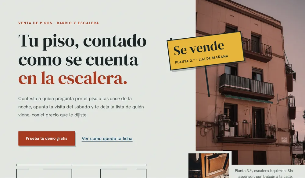 Primera pantalla de la web de ejemplo para inmobiliarias: titular en serif, una fachada de balcones y un cartel de «Se vende».