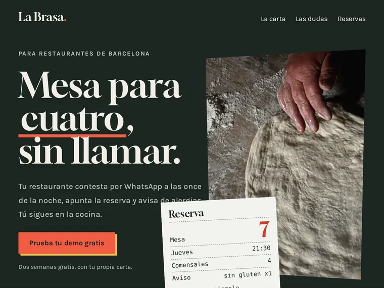 Primera pantalla de la web de ejemplo para restaurantes: fondo verde oscuro, titular en serif con un subrayado rojo, masa de pizza y un tique de reserva.